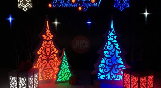 Новогодняя фотозона с елками и подарками