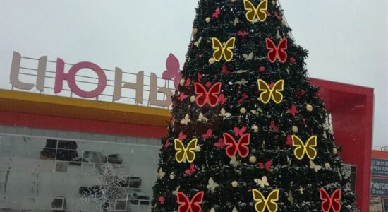 Украшение новогодней елки бабочками