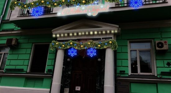 Оформление входа еловыми гирляндами