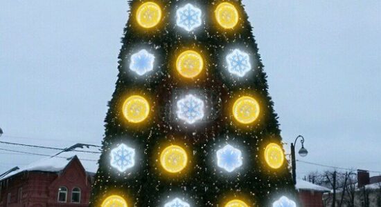 Украшение новогодней елки снежинками