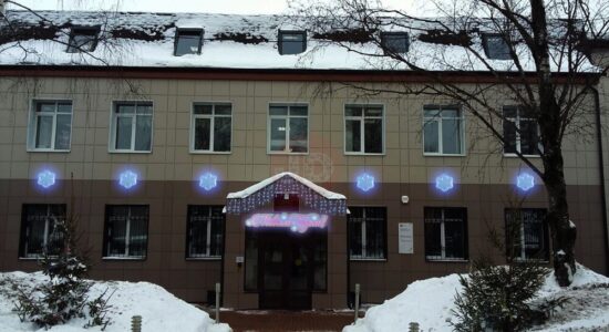 Новогоднее оформление фасада здания снежинками и гирляндами