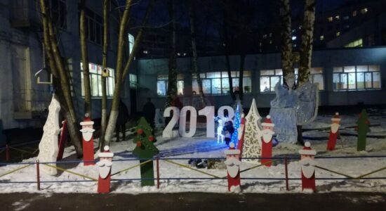 Новогоднее оформление стилизованными фигурами