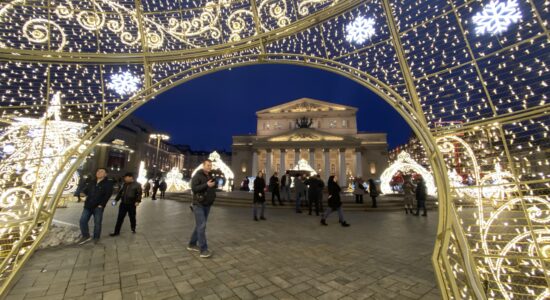 украшение площади перед театром