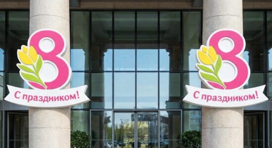 украшение здания на 8 марта